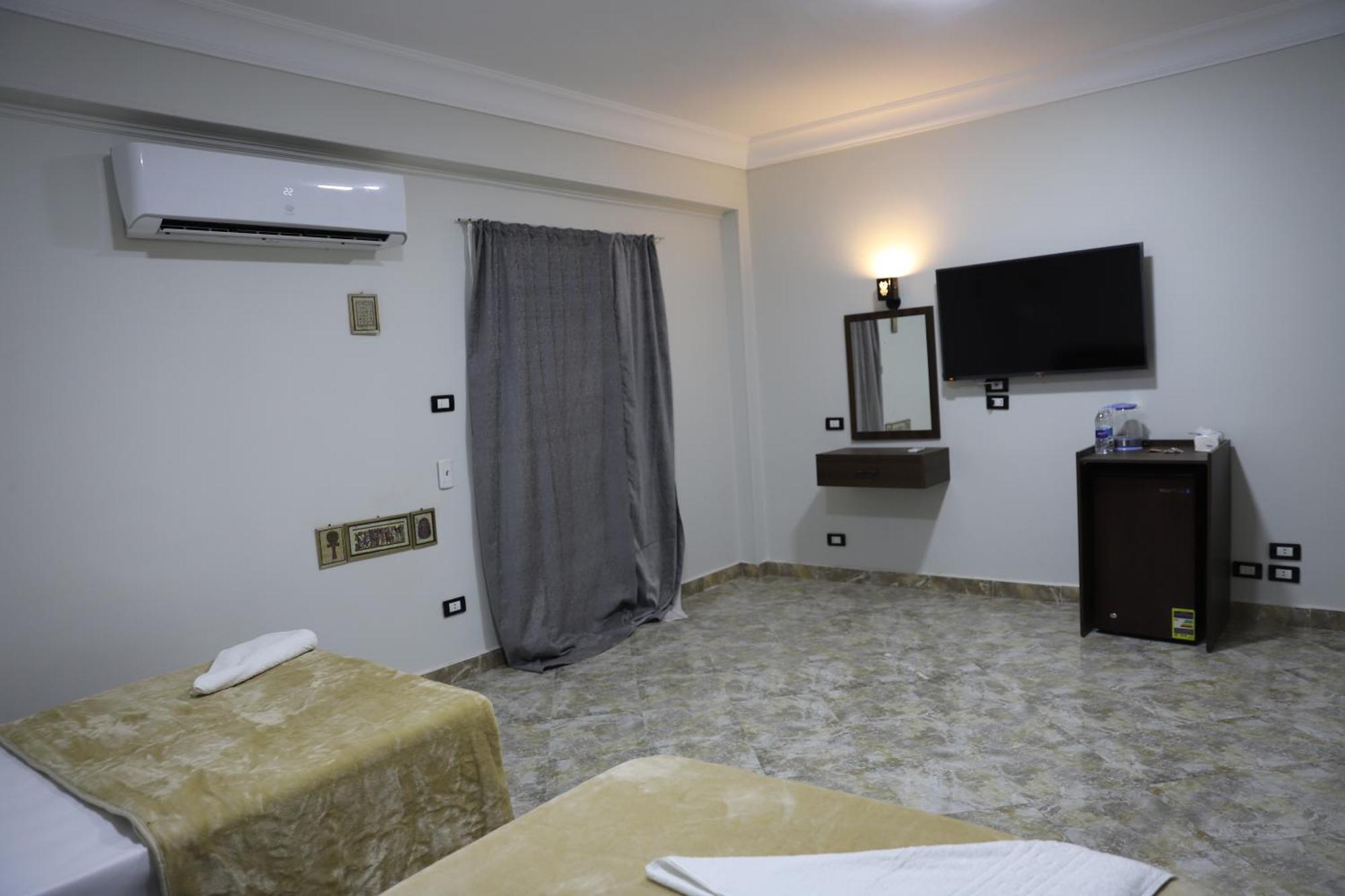 King Khufu Pyramids View Hotel Kafret el-Gabal Rum bild